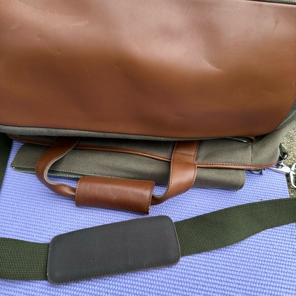 Levenger Italian leather travel bags (2) - Picture 4 of 16